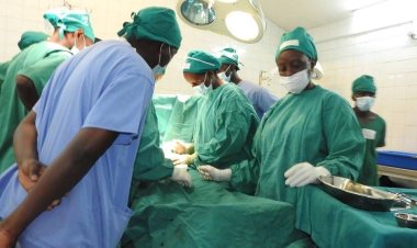 Hari gusuzumwa uko agahimbazamusyi gahabwa abaganga kajyana n’umushahara