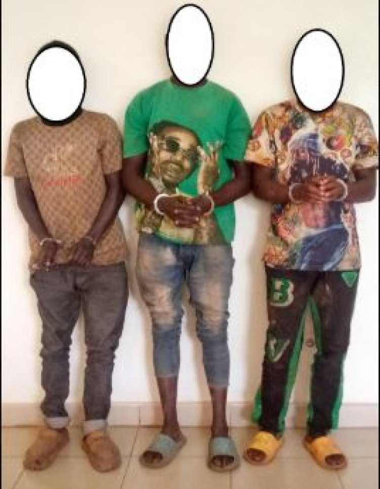 Gasabo: Polisi yafatiye mucyuho abantu batatu batekaga kanyanga