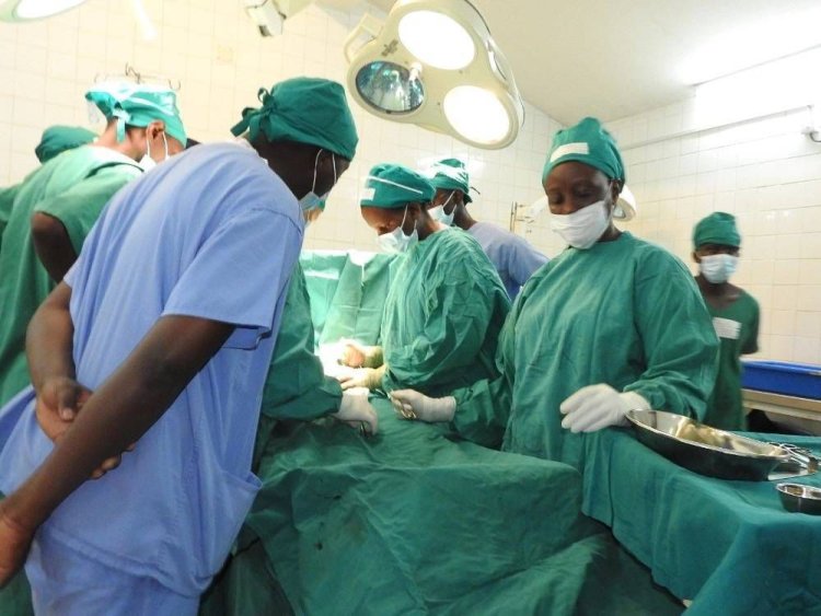 Hari gusuzumwa uko agahimbazamusyi gahabwa abaganga kajyana n’umushahara