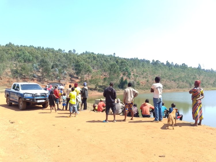 Umugore w’imyaka 35 yasanzwe mu cyuzi, bikekwa ko yiyahuye