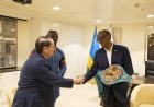 Perezida Kagame yahawe impano na Carlos Takam rurangiranwa mu mukino w’iteramakofe (Amafoto)