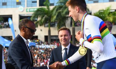 Perezida Kagame ni we wambitse Tadej Pogačar umudari wa zahabu (Amafoto)