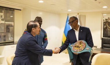 Perezida Kagame yahawe impano na Carlos Takam rurangiranwa mu mukino w’iteramakofe (Amafoto)