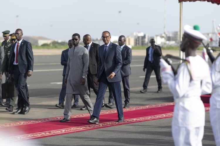 Amafoto: Perezida Kagame yakiriwe mu buryo budasanzwe i Dakar muri Senegal