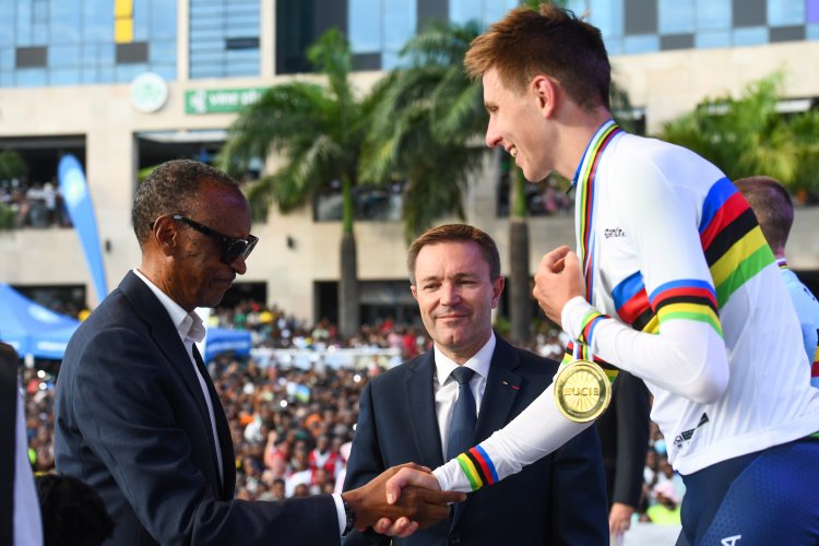 Perezida Kagame ni we wambitse Tadej Pogačar umudari wa zahabu (Amafoto)