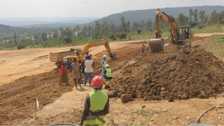 Kirehe: Abaturage barumukiye mu gisa n'imyigaragambyo basaba kwishyurwa ingurane y'ubutaka bwabo (Amafoto)