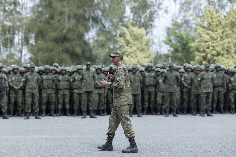 Perezida Paul Kagame yazamuye mu ntera abasirikare mu byiciro binyuranye.